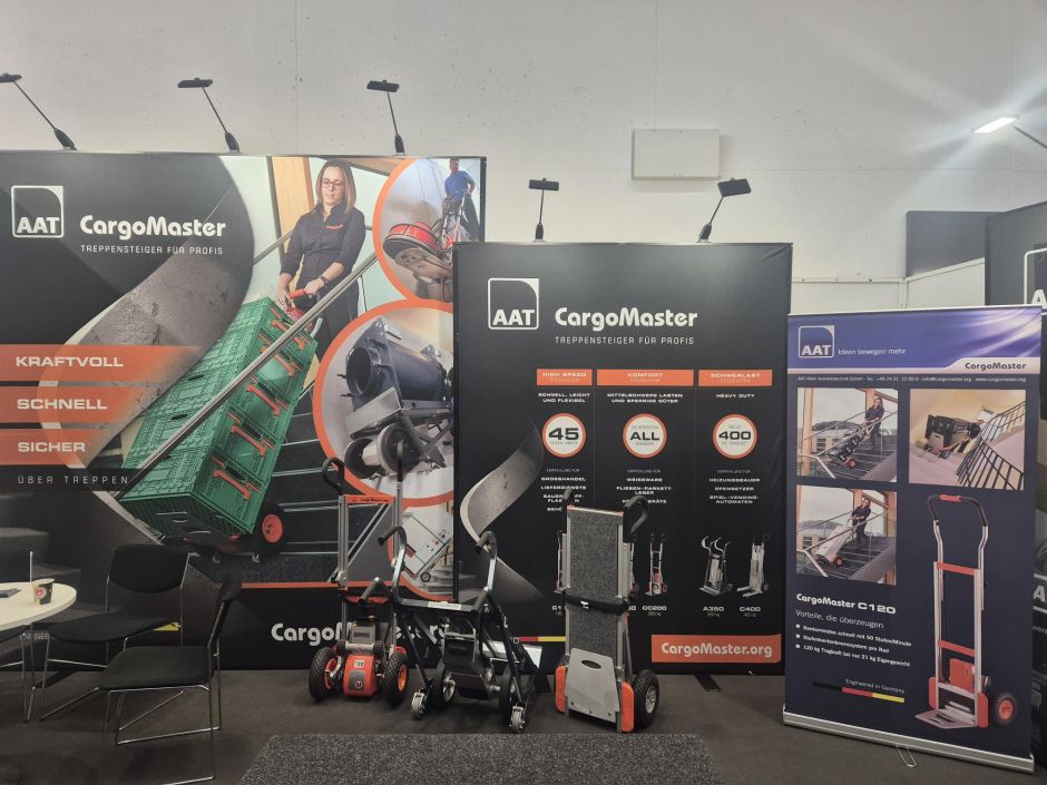 The picture shows the Bosch booth, where a screwdriver figure made from Bosch tool cases, approximately 2 meters tall, can be seen.
