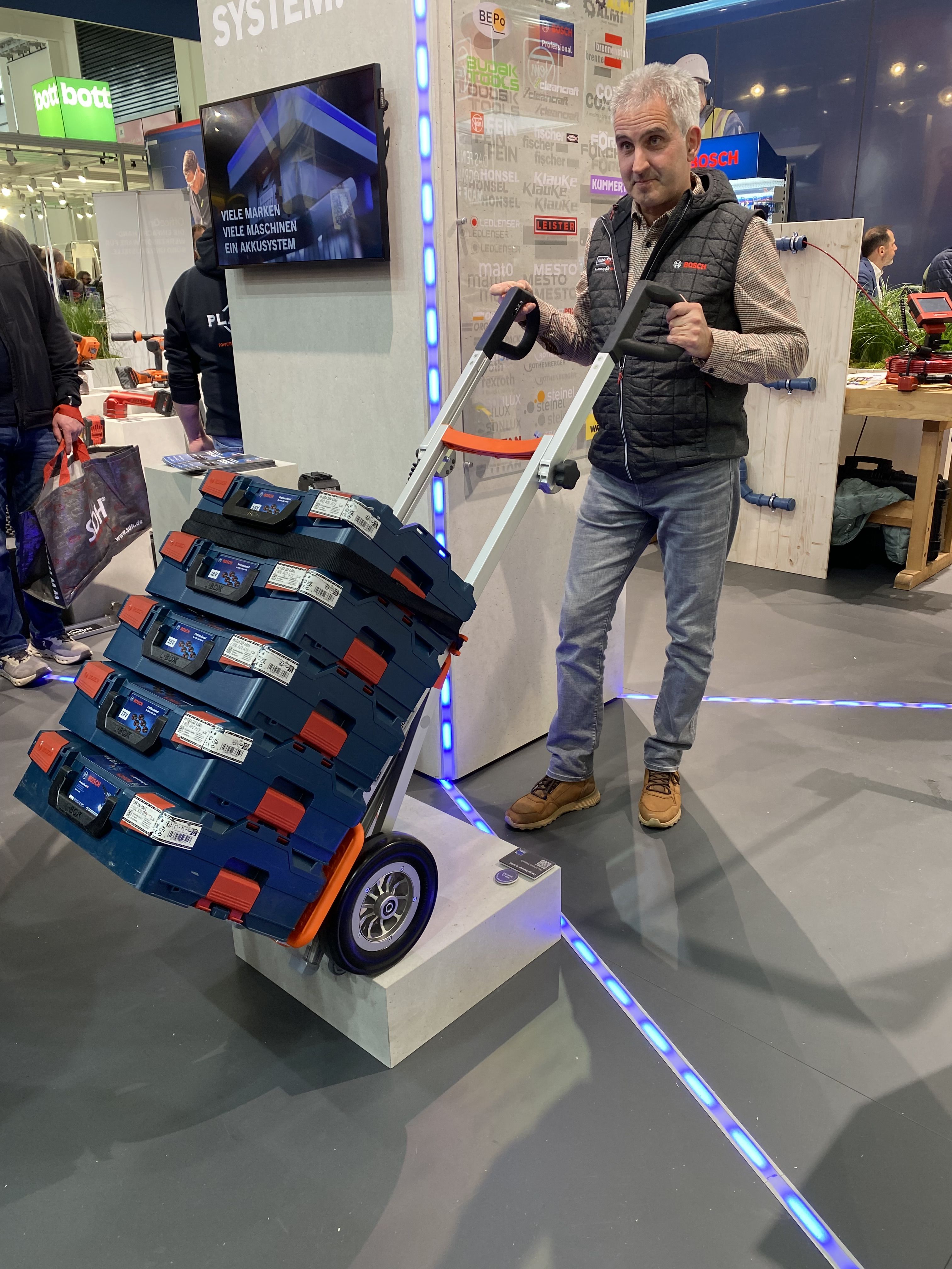 The picture shows a poster from our trade show, on which our new CC Cargomaster devices equipped with the new AMPShare system from Bosch can be seen.
