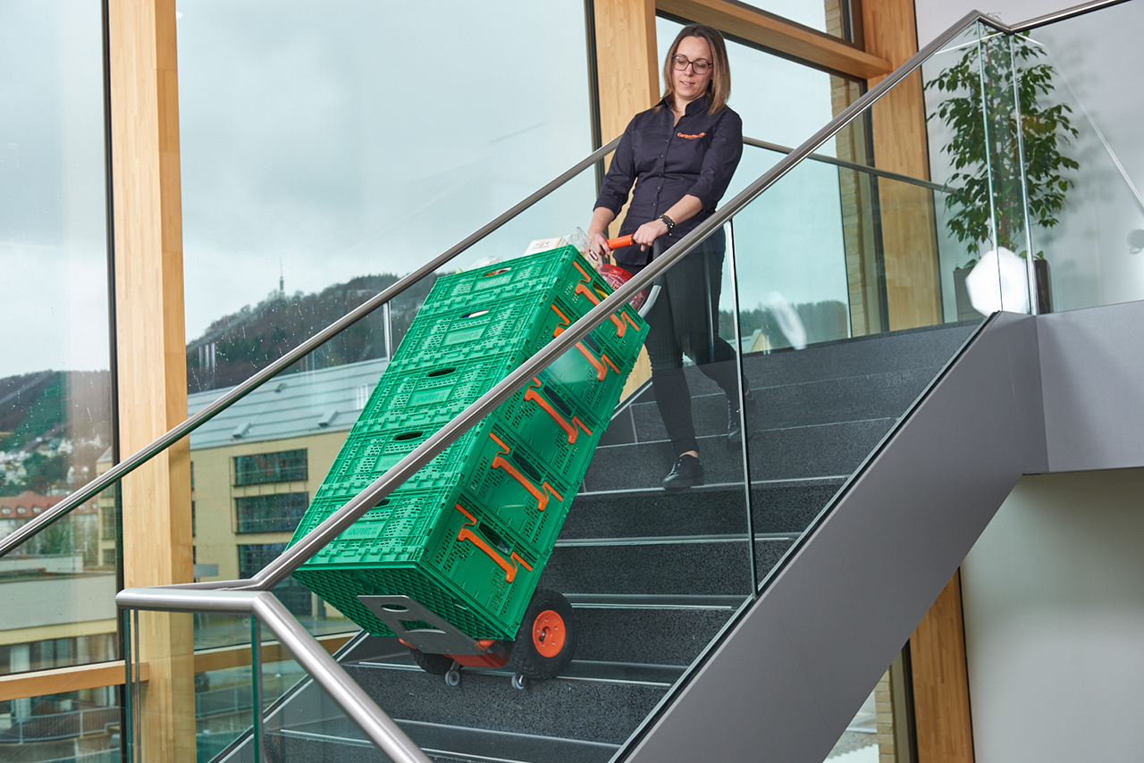 Mehrere Kisten mit nur einer Person ganz einfach transportieren