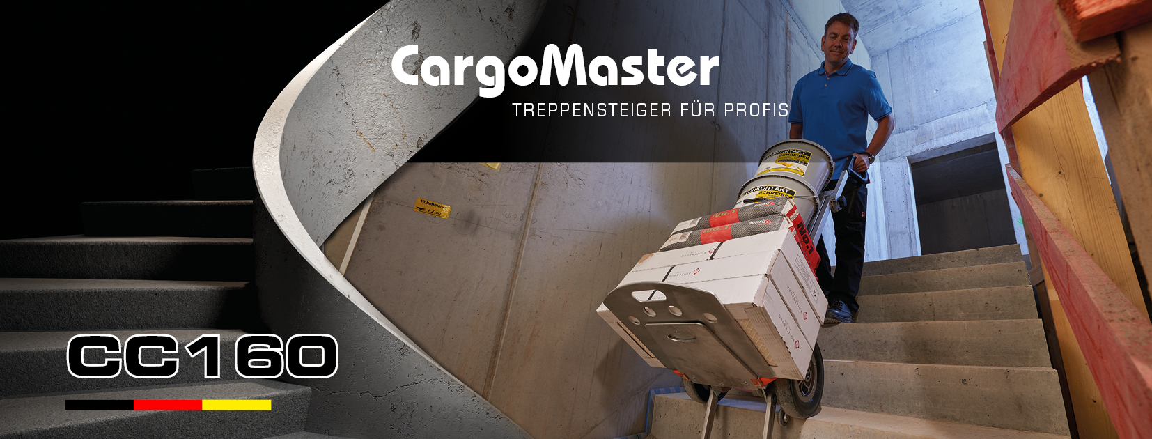 Das Bild zeigt einen Mann, der mit einer Treppensackkarre verschiedene schwere Materialien über eine Treppe transportiert. Auf dem Bild steht "AAT CargoMaster Treppensteiger für Profis", Lastentransport bis zu 200kg über Treppen, Extrem Sicher Stufenkantenbremssystem pro Rad, mehrstufige Akkuanzeige Integriert. Außerdem ist eine Zeichnung einer Hand zu sehen, die den Daumen nach oben streckt. 