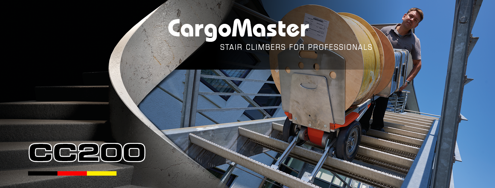 De foto toont een man die een CargoMaster elektrische trapklimmer gebruikt om een zware lading een trap op te transporteren. Links is een trap aangegeven en de productnaam CC200 is te lezen. 