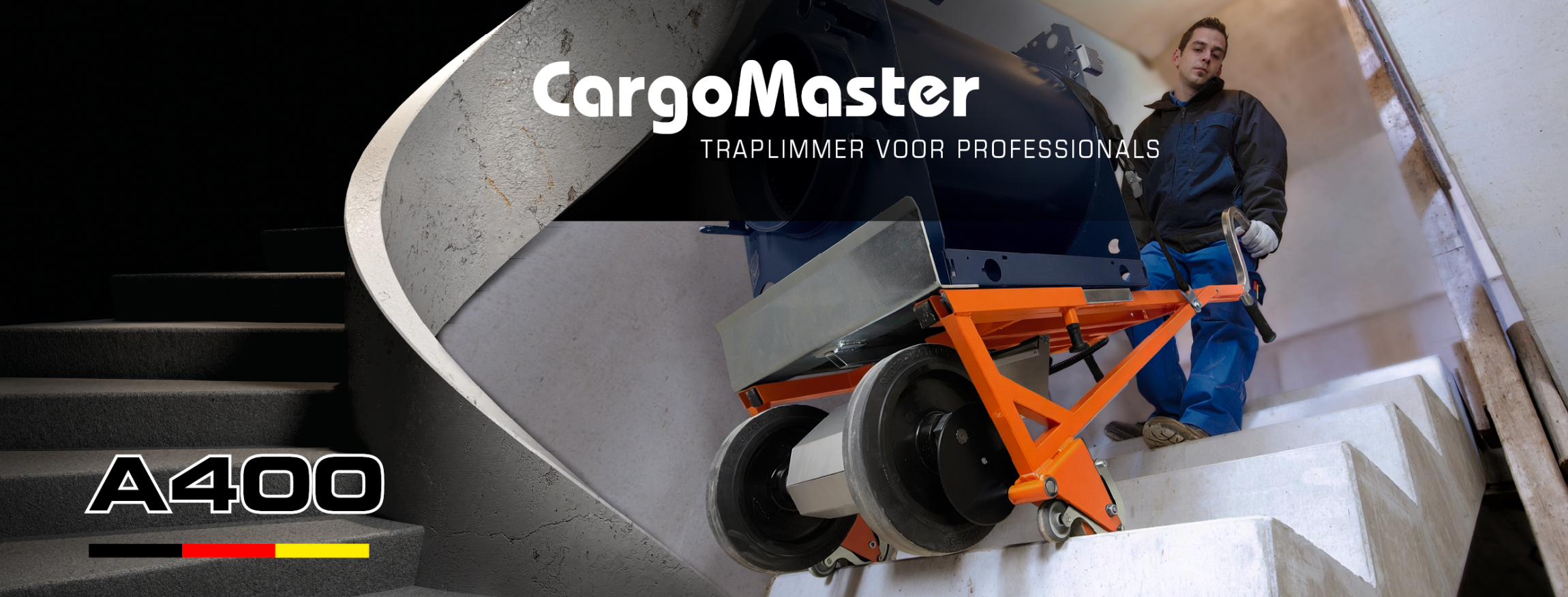 De foto toont een man die een CargoMaster elektrische trapklimmer gebruikt om een zware lading een trap op te transporteren. Links is een trap aangegeven en de productnaam A400 is te lezen. In het midden van de afbeelding staat de tekst: “CargoMaster trapklimmer voor professionals”.